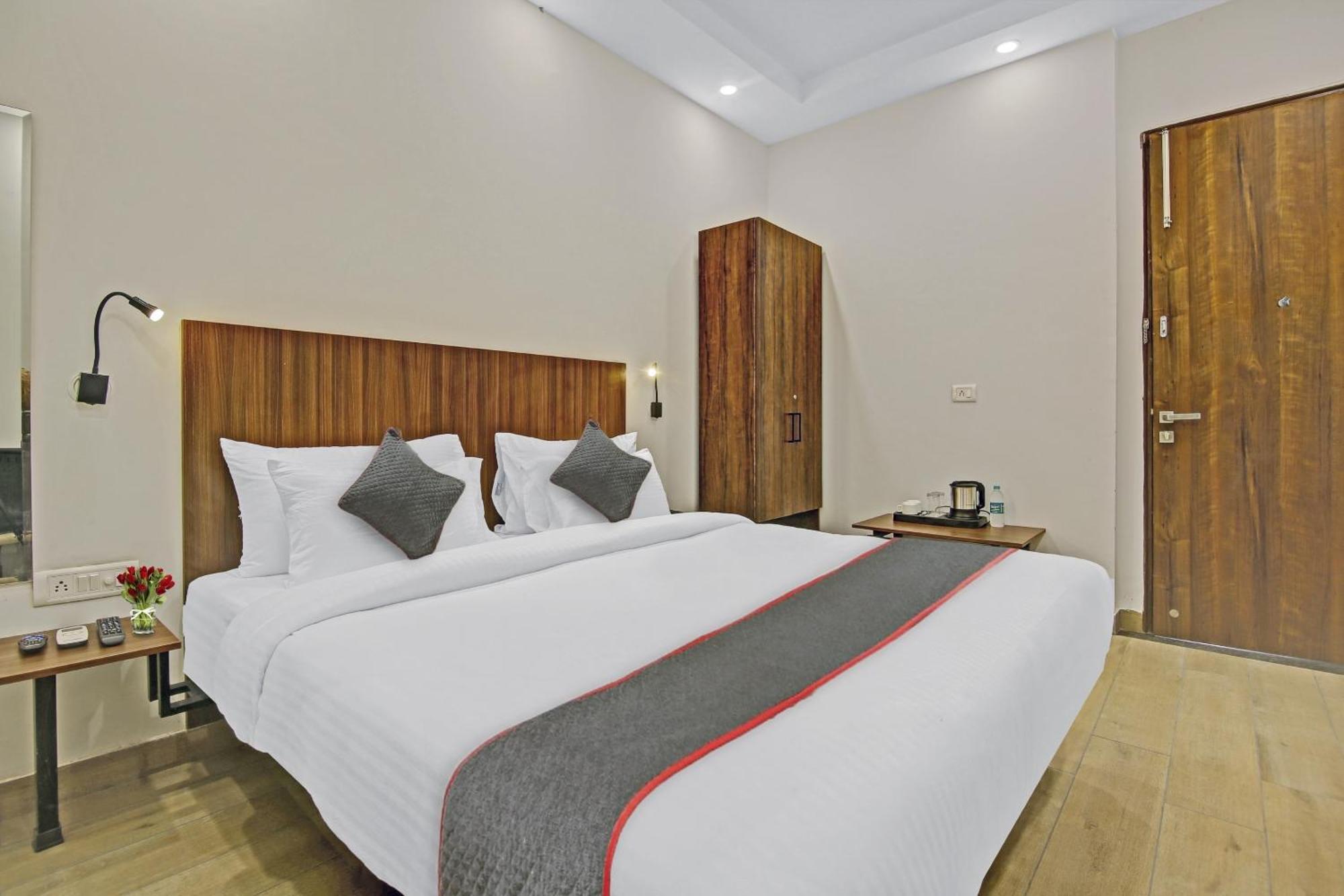 Hotel Townhouse Golden Frame Ghaziabad Exterior foto